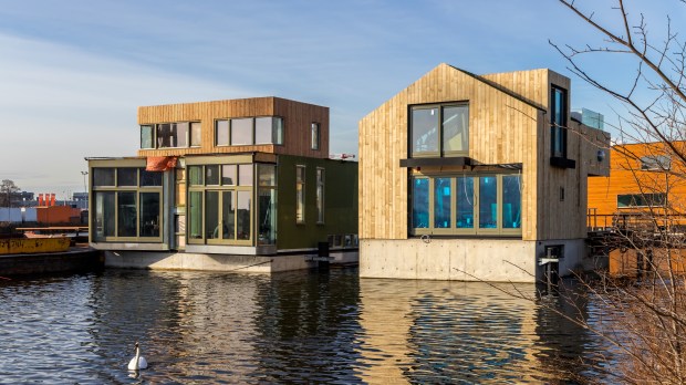FLOATING HOUSES
