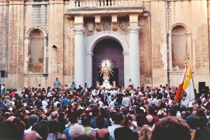 web3-1996-procession-Saint-Johns-CoCathedral-Senglea-Parish-Archives.jpg
