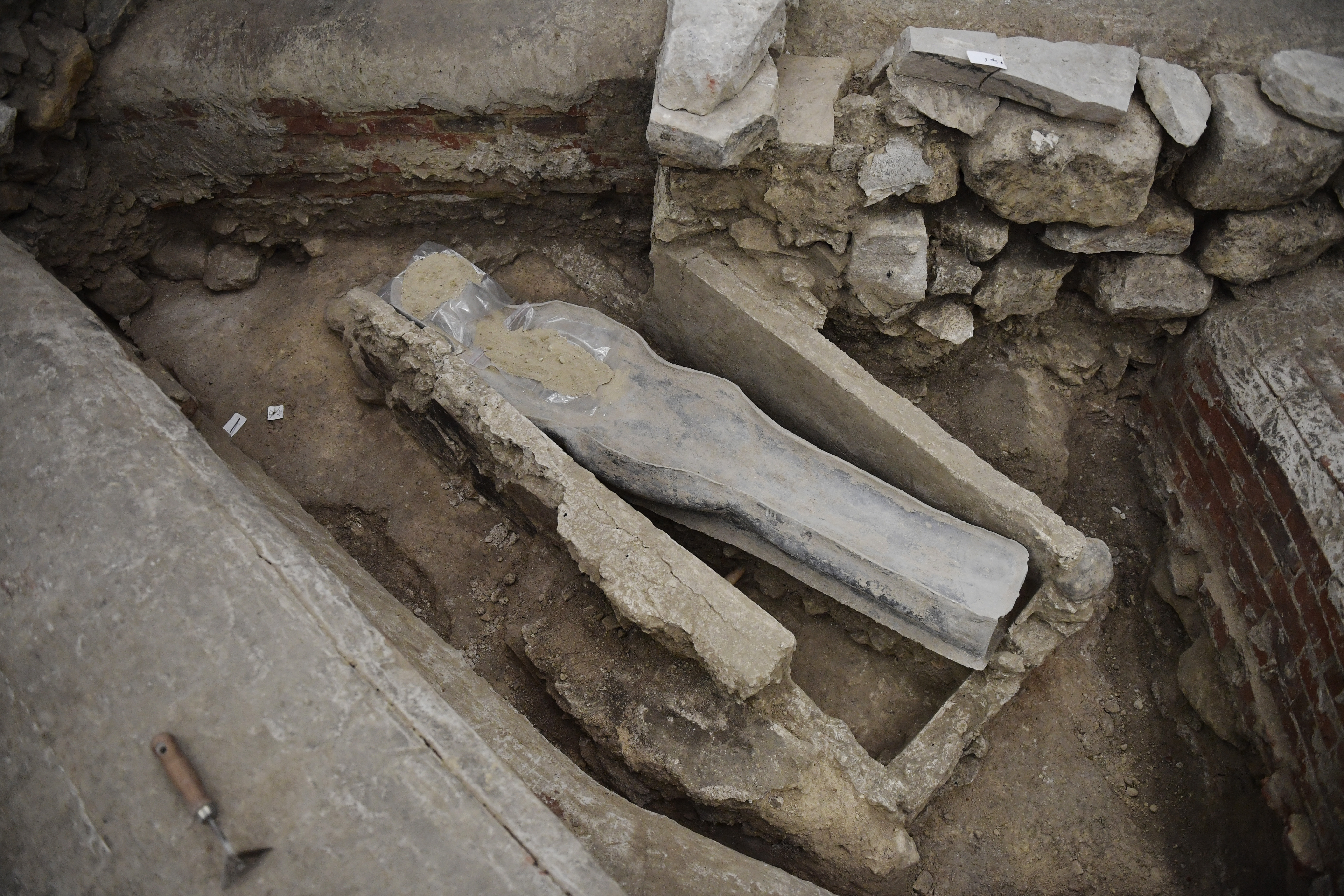 invade Elementary school Multiple Sarcophagus found under Notre Dame as reconstruction advances