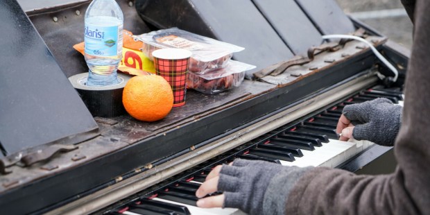 Pianist travels 15 hours to Polish border to welcome Ukrainians