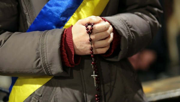 Kobieta z różańcem