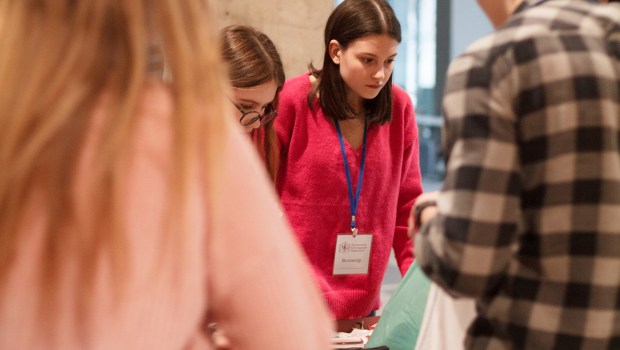STUDENTS HELP SOLDIERS