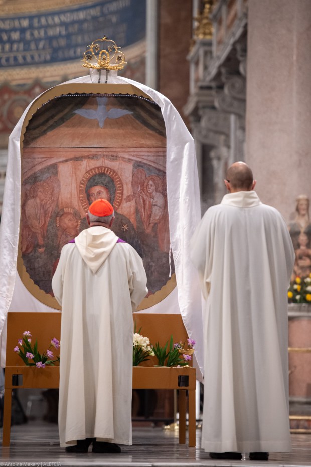 Night-pilgrimage-to-invoke-peace-Russia-Ukrain-War-Antoine-Mekary-ALETEIA