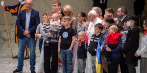 Pope laments &#8216;monstrosity of war,&#8217; as he greets Ukrainian children one by one (images)