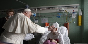 Pope goes to visit Ukrainian children in hospital