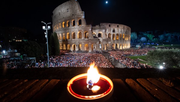 POPE-FRANCIS-VIA-CRUCIS-COLOSSEUM-Antoine-Mekary-ALETEIA