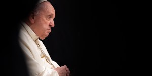 &#8216;My knee hurts,&#8217; admits Pope