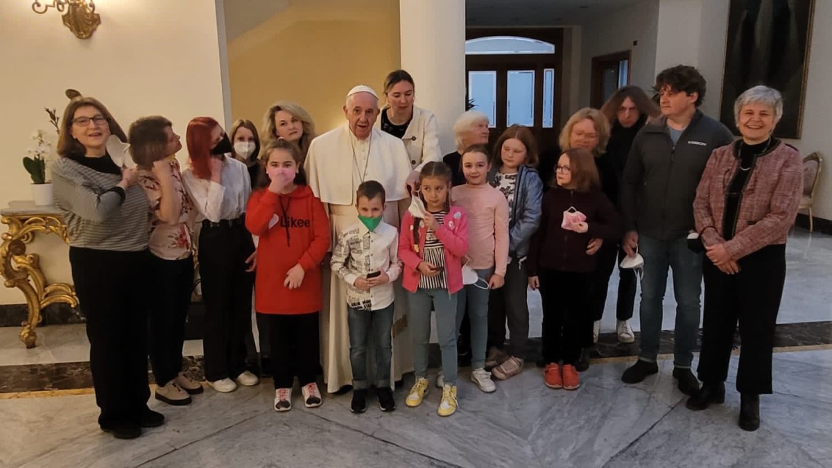 Pope-Francis-meets-Ukrainian-mothers-and-children-who-have-taken-refuge-in-Rome