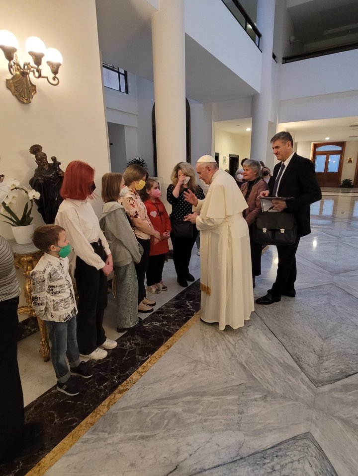 Pope-Francis-meets-Ukrainian-mothers-and-children-who-have-taken-refuge-in-Rome