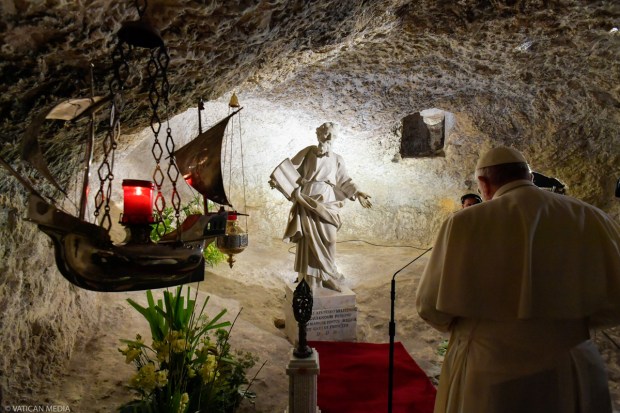 Pope-Francis-praying-in-the-Grotta-of-St.-Paul-at-the-Basilica-di-San-Paolo-in-Rabat