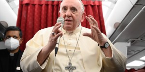 His knee, Ukraine, Kirill, Putin, migrants…What Pope Francis said on the plane