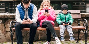 Should smartphones and social media accounts be illegal for minors?