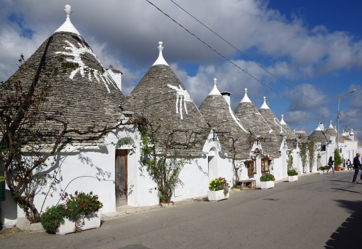 2560px-Alberobello_BW_2016-10-16_13-44-51.jpeg