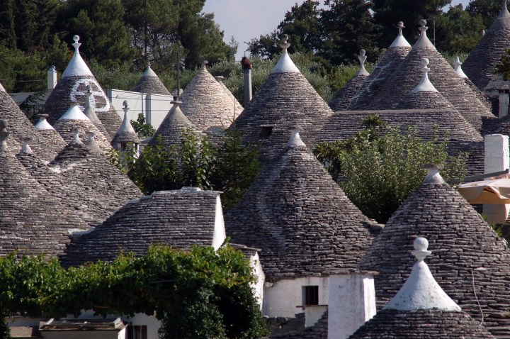 Alberobello_-_Trulli_-_panoramio.jpeg