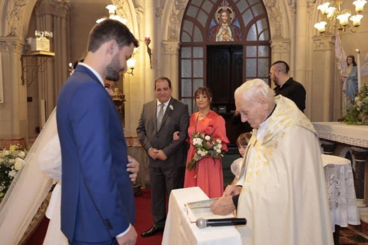 Padre celebra casamento dos netos