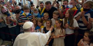 In a wheelchair at Saint Mary Major, the Pope prays for peace in Ukraine