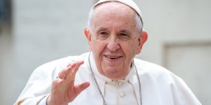 Pope praises mothers, urges faithful to pray Rosary for peace in Ukraine