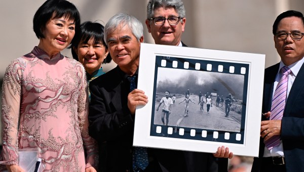 Vietnamese-US-photographer-Nick-Ut-holds-his-Pulitzer-and-World-Press-Photo-Award-1972-photograph-Napalm-Girl-AFP