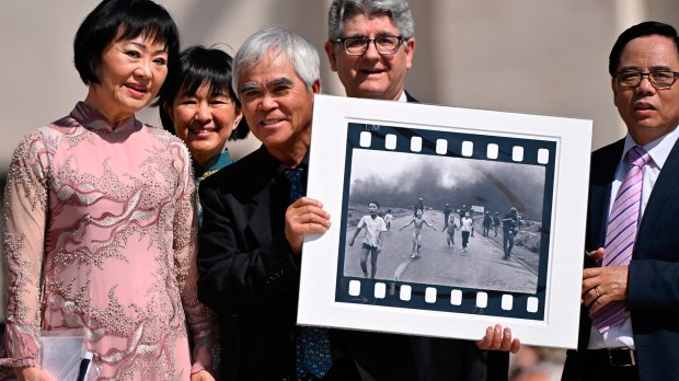 Vietnamese-US-photographer-Nick-Ut-holds-his-Pulitzer-and-World-Press-Photo-Award-1972-photograph-Napalm-Girl-AFP