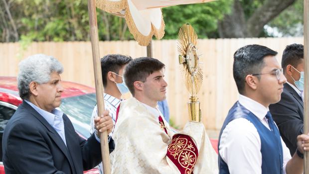 procession, Eucharist, Corpus Christi, priest