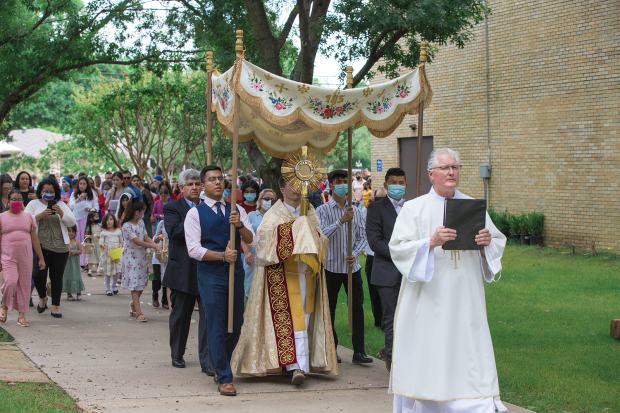 procession, Eucharist, Corpus Christi, priest