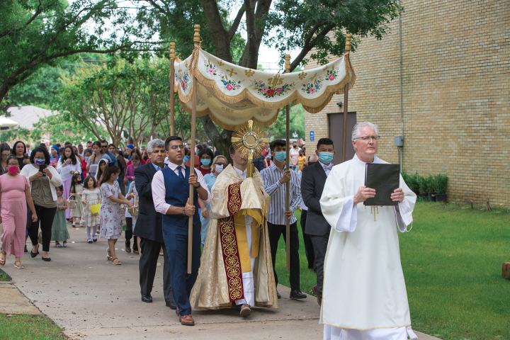 procession, Eucharist, Corpus Christi, priest