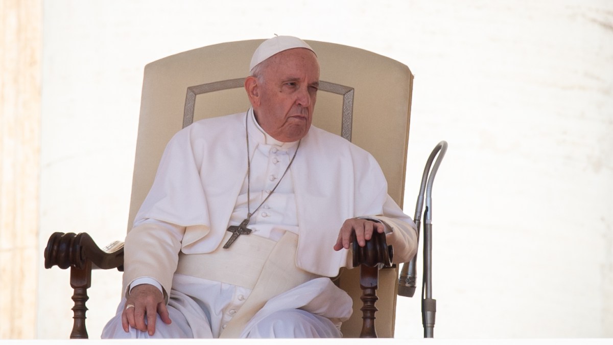 Pope Francis knee pain