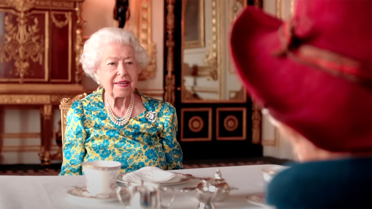 QUEEN ELIZABETH AND PADDINGTON BEAR