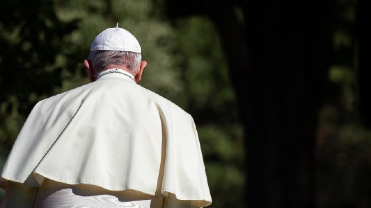 pope francis with his back turned