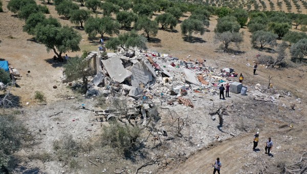 Décombres d’une maison ciblée par des frappes russes à Idleb