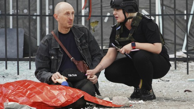 ojciec opłakuje syna, którego stracił w wyniku rosyjskiego ataku rakietowego na Charków