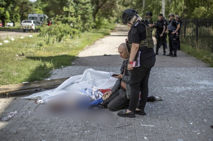 ojciec opłakuje syna, którego stracił w wyniku rosyjskiego ataku rakietowego na Charków