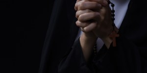 The correct way to pray the Rosary, according to Benedict XVI