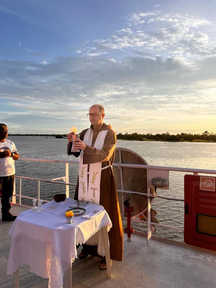 barco hospital Papa Francisco