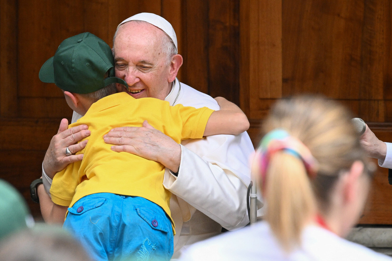papież Franciszek przytula dziecko, które uciekło z Ukrainy przed wojną