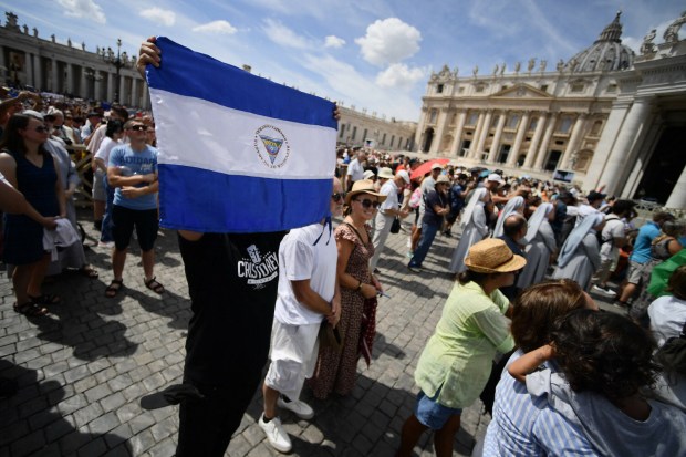 mężczyzna trzyma flagę Nikaragui podczas modlitwy Anioł Pański w Watykanie