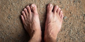 Whose feet are on the ground? Jesus&#8217;? His disciples&#8217;?