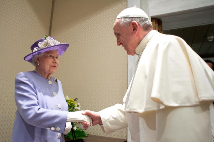 Britains-Queen-Elizabeth-II-with-Pope-Francis-AFP