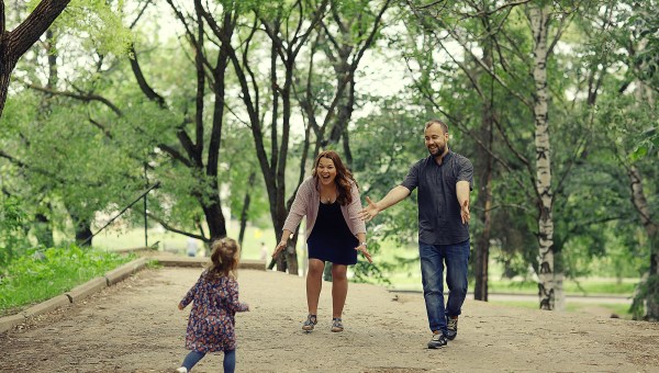 Mom-and-young-daughter-and-dad-a-young-family-on-a-walk-in-the-park-in-summer