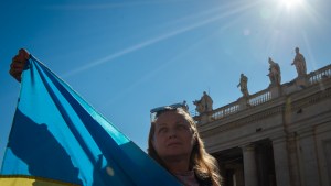 Ukrainian-woman-Holding-the-Flag-of-Ukraine-Audience-October-05-2022