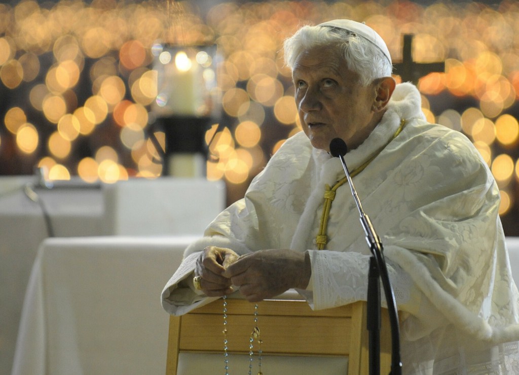 Benedykt XVI odmawia różaniec
