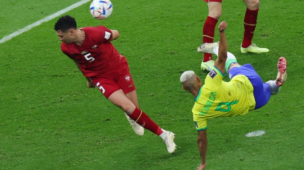 Richarlison marca gol de voleio contra a Sérvia no Catar