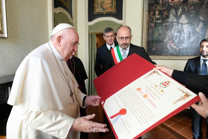 Pope-Francis-being-conferred-with-Honorary-Citizenship-of-the-city-of-Asti-AFP