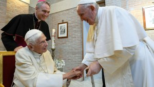 Papież senior Benedykt XVI i papież Franciszek