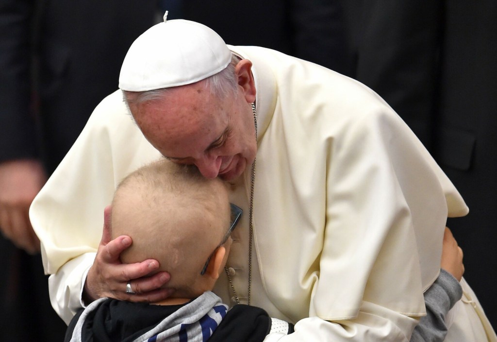 papież Franciszek przytula chore dziecko