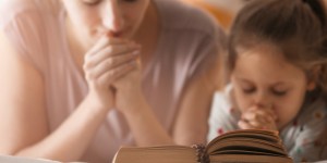 4 Perfect tools for a peaceful family Rosary with young kids
