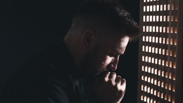 Padre no confessionário