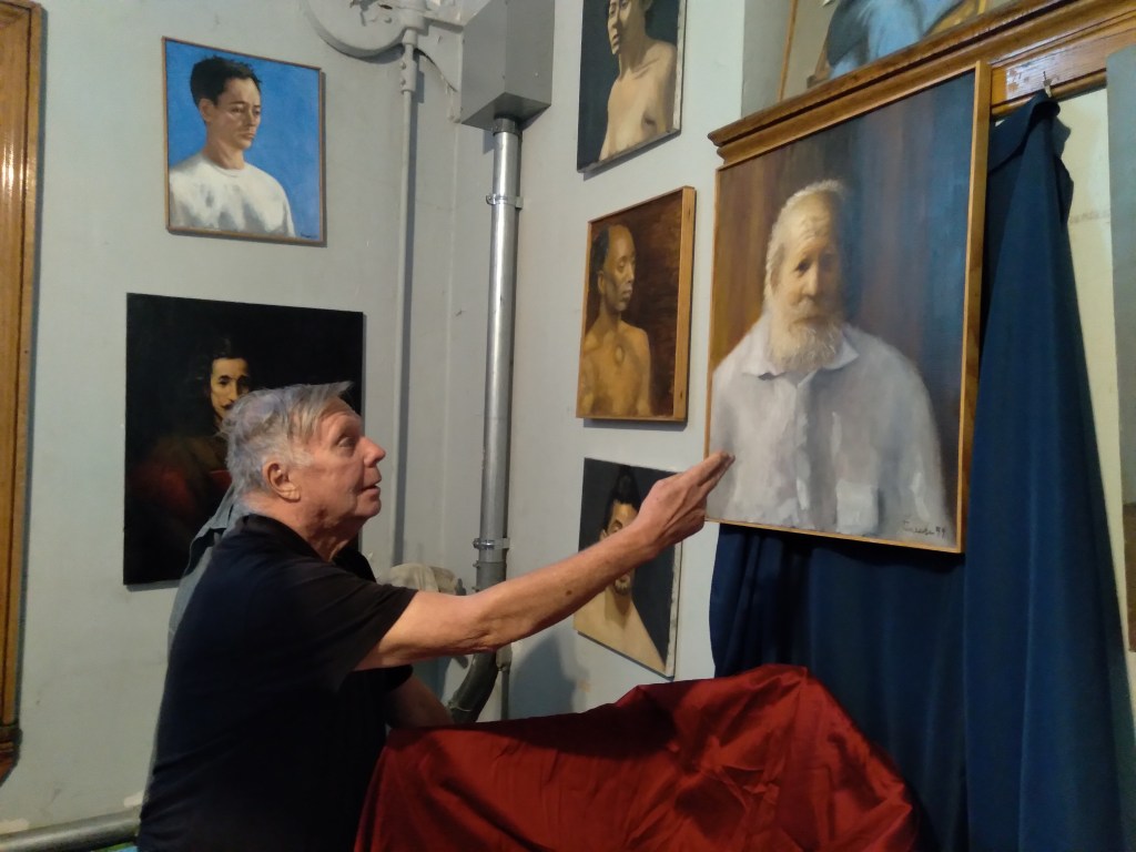 ARTIST GEOFFREY GNEUHS IN HIS STUDIO