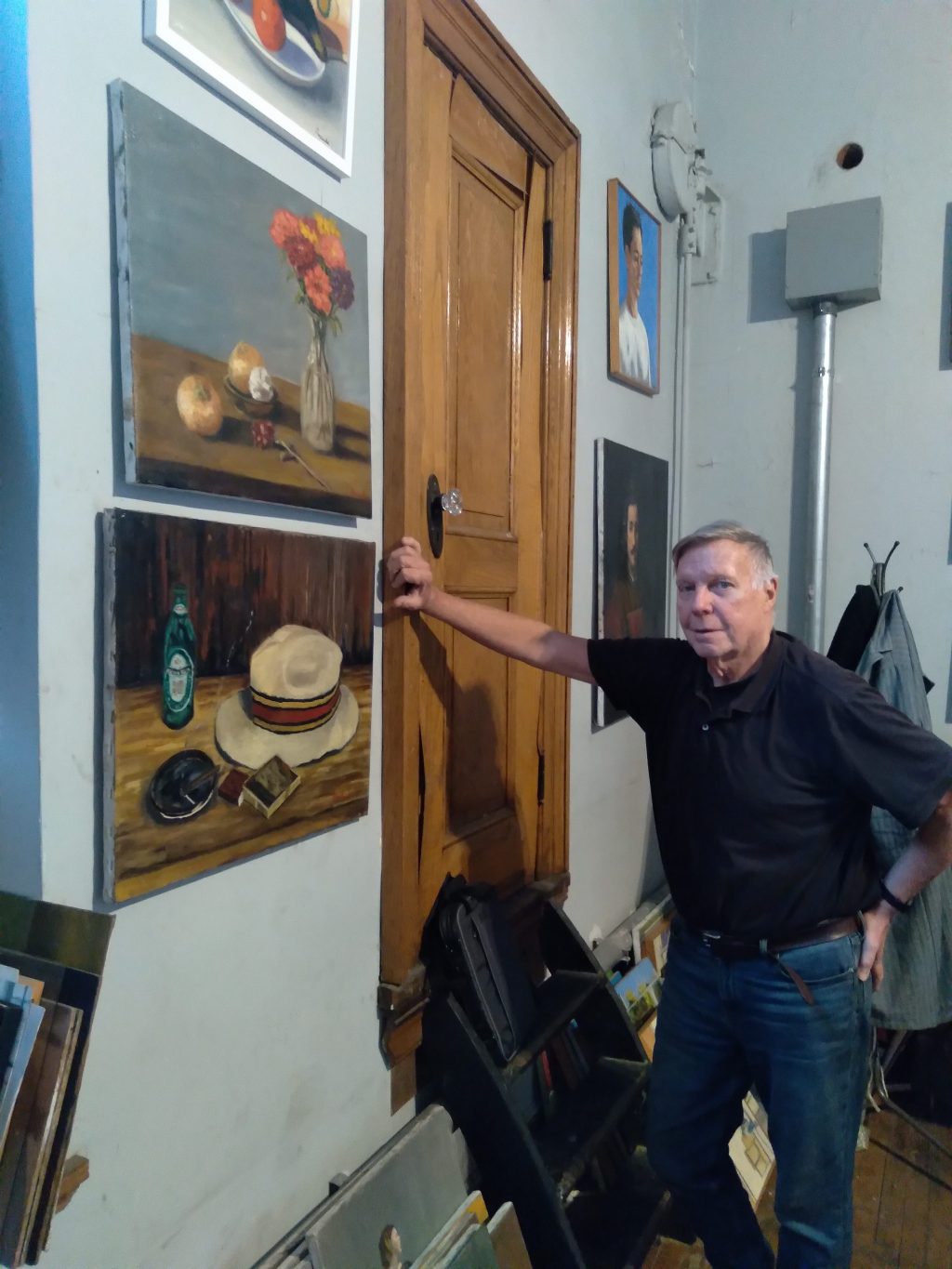 GEOFFREY GNEUHS IN HIS STUDIO