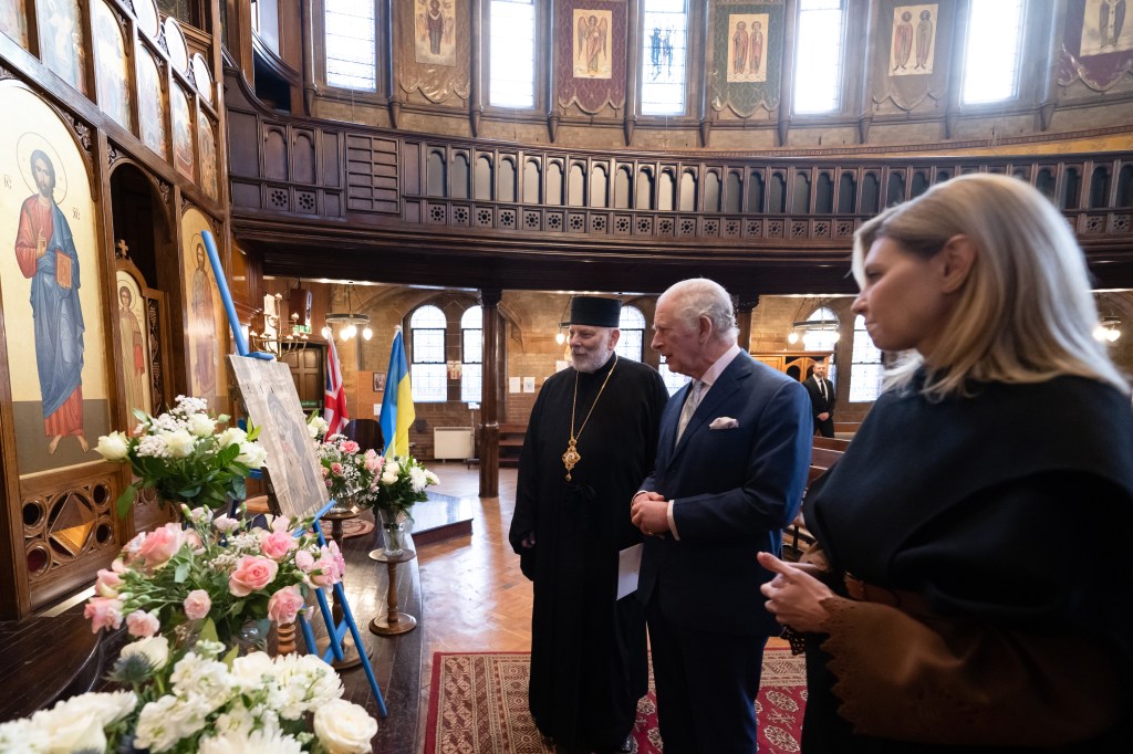 BISHOP NOWAKOWSKI SHOWS ICON TO KING CHARLES